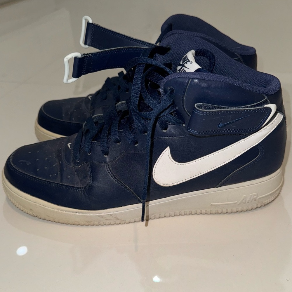 Size 13 men’s Nike Air Force 1 07 Midnight blue and white mid top preowned
